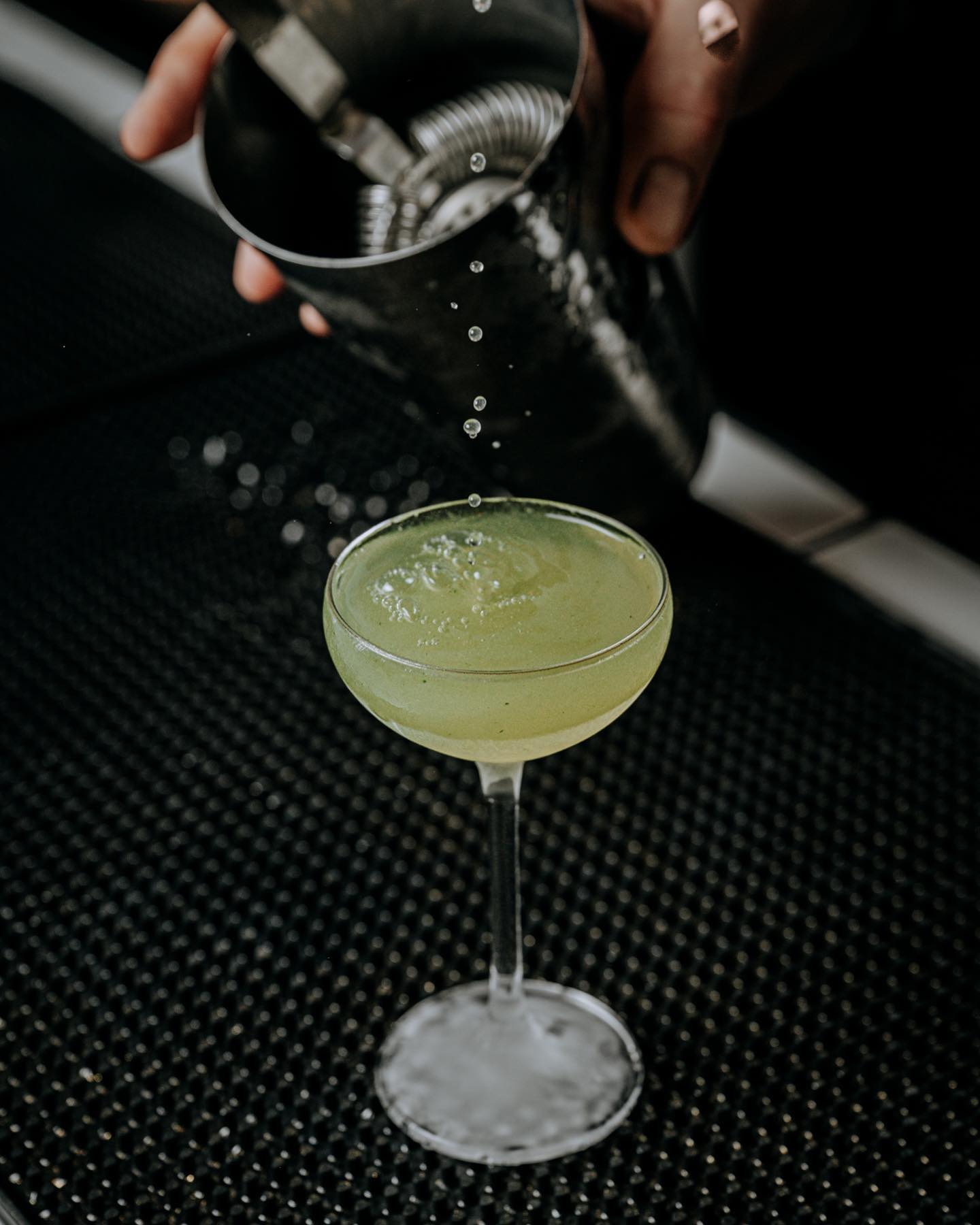 Bartender preparando un coctel para un servicio de coctelería para eventos