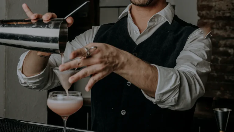 Bartender trabajando sirviendo un coctel