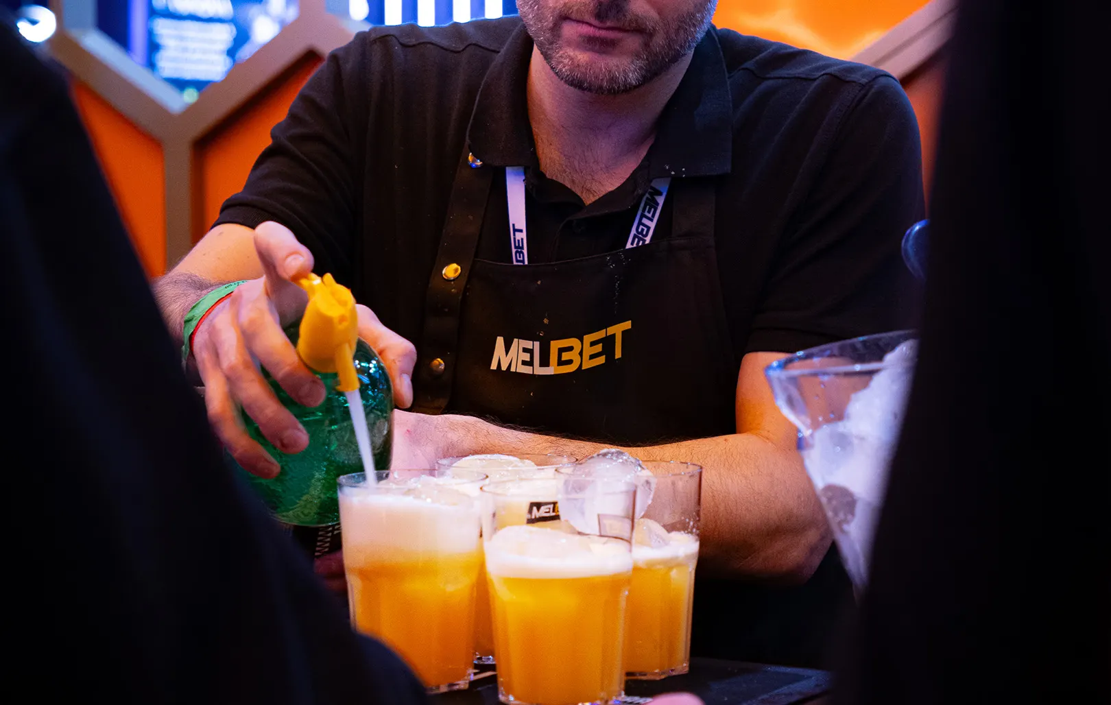 Bartender preparando coctel en evento de gamming