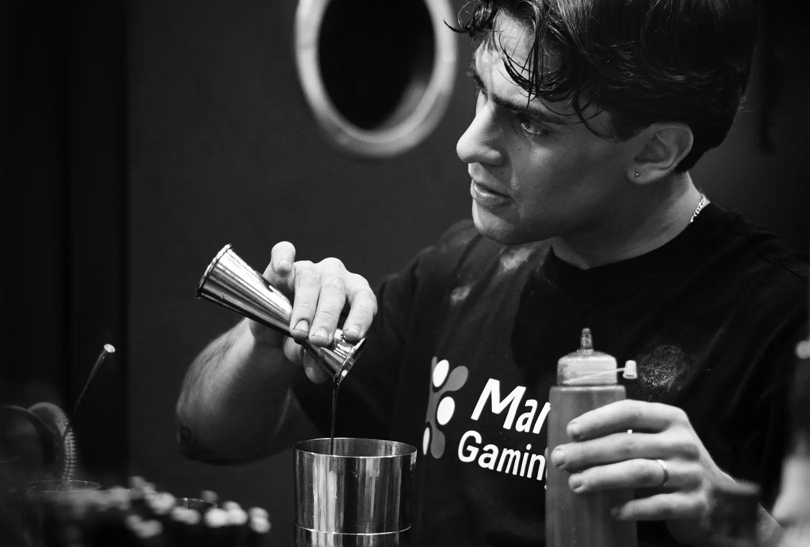 Coctelero contratado como servicio de coctelería para evento de gaming