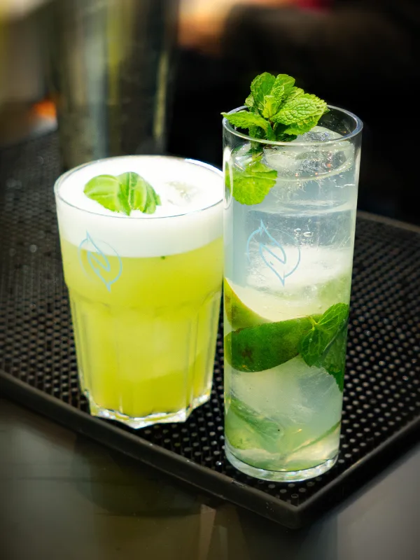 Cócteles Gin Basil Smash y Mojito preparados por Bartenders Events