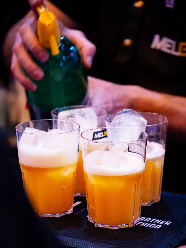 Bartender preparando cócteles de fruta de la pasión para un evento