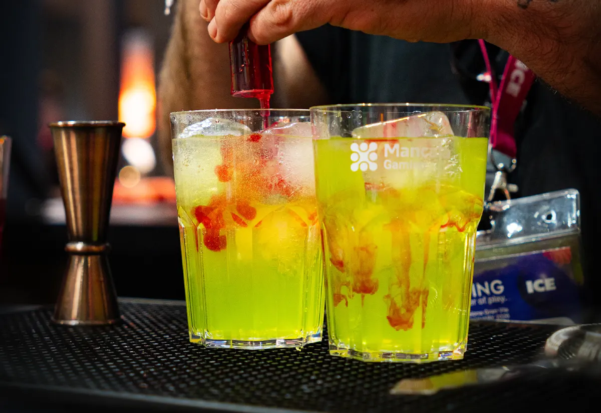coctelero preparando bebida especial para evento en sala de Barcelona