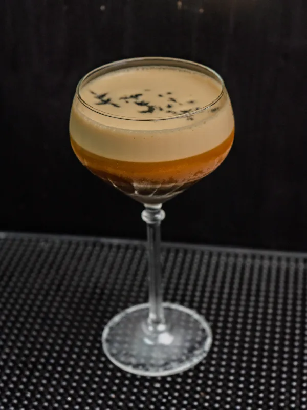 Whisky Sour servido en copa coupe por servicio de coctelería para eventos